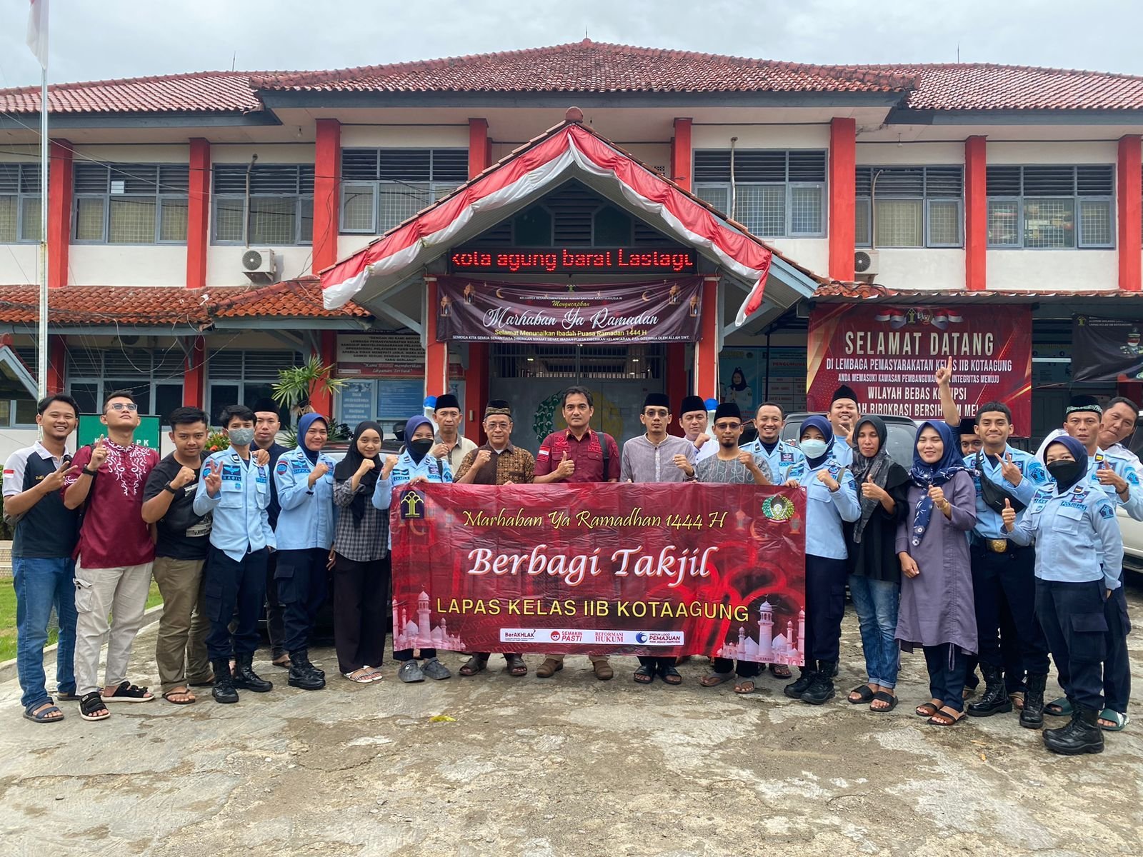 Lapas Kotaagung Bagikan Takjil Untuk Warga Sekitar, Kegiatan Bakti Sosial Dalam Rangka HBP ke-59