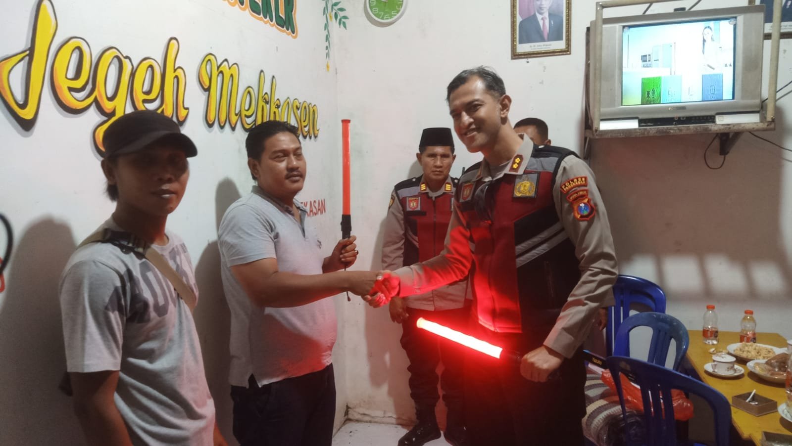 Sinergitas Polres Pamekasan Bersama Kodim 0826 Patroli Dialogis Sambil Berbagi Berkah