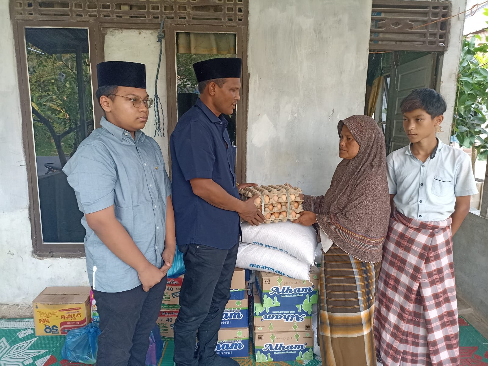 Mantan Bupati Aceh timur Bersama Anak nya H. Hasballah Bin H. M. Thaeb ''ROCKY'' Kunjungi Rumah Korban Tenggelam di Idi Tunong Aceh timur