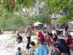 Sat Polairud Polres Bangka Selatan Memberikan Himbauan Kepada Para Pengunjung Wisata Pantai Tanjung Krasak