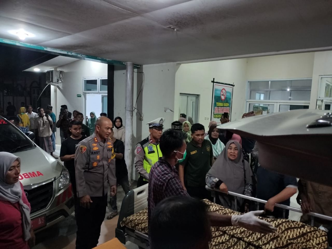 Kapolres Aceh Timur Antar Jenazah Korban Kecelakaan di Peudawa ke Rumah Duka