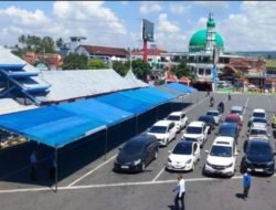 Ops Ketupat Semeru 2023, Petugas Pasang Tenda Antrian Pemotor di Pelabuhan Ketapang Banyuwangi