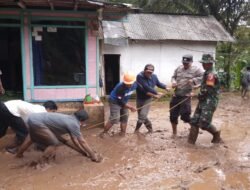 Kompak, TNI – Polri Bantu Bersihkan Lumpur Akibat Longsor di Situbondo