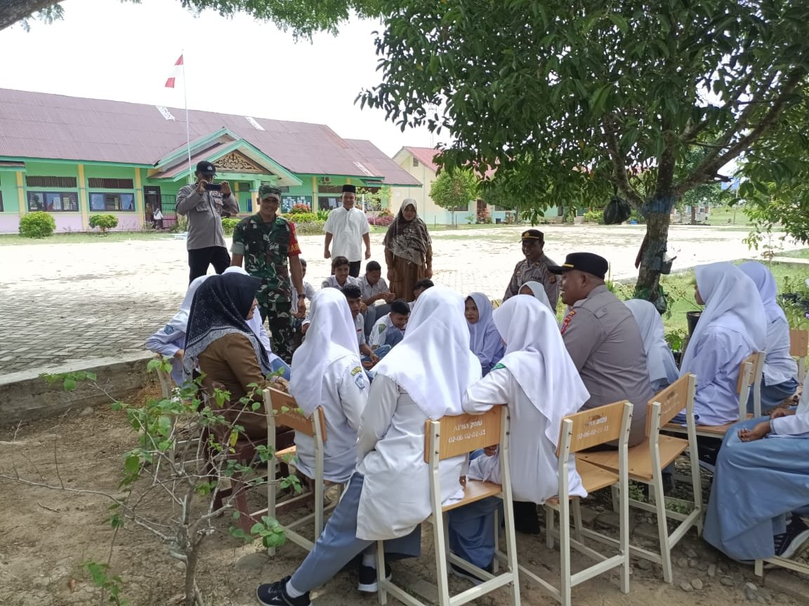 Sinergitas TNI-Polri, Kapolsek Nurussalam dan Banbinsa Koramil 09 Saweu Sikula Bersama