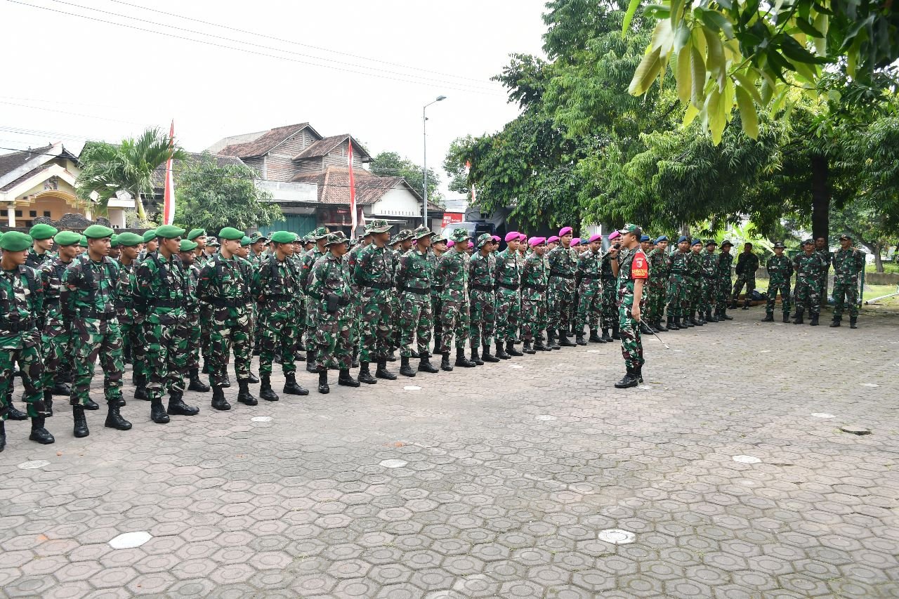 Letkol Inf M.Iqbal memberikan ucapan selamat datang kepada rekan - rekan yang terdiri dari 1 Satuan Setingkat Ton Yonif Mekanis 512/QY, 1 SST Yonzipur 10/JP/2/K, 1 SSR Pasmar Surabaya, 1SSR Lanud Abdurrahman Saleh Malang Serta Tim Media Yonzipur 5/ABW