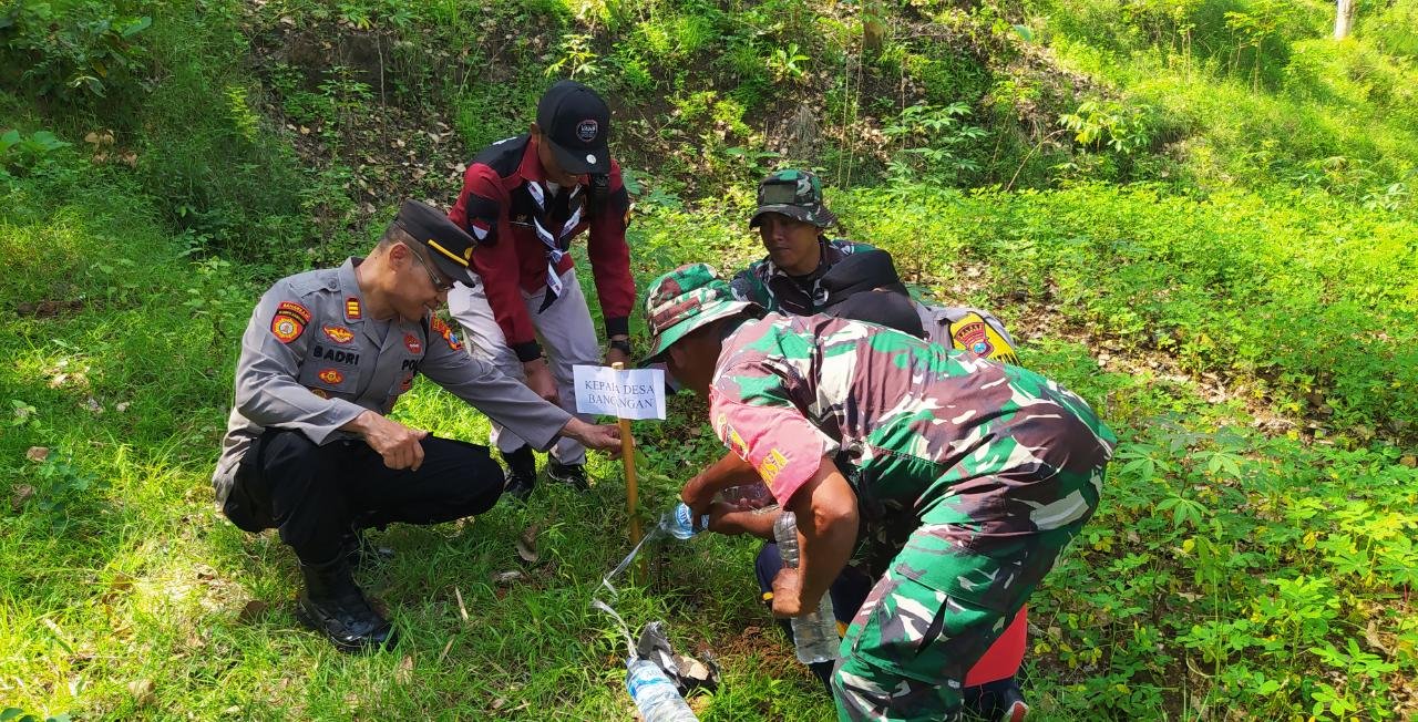 Sinergitas TNI-Polri Ajak Pelajar Gelar Penghijauan di Gunung Bancangan Sambit Ponorogo