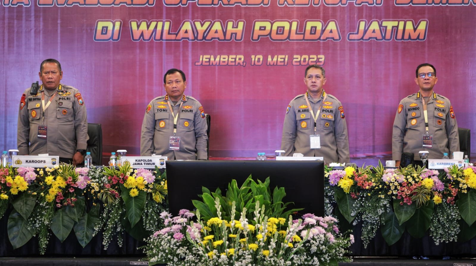 Anev Sitkamtibmas, Kapolres Probolinggo Terima Penghargaan dari Kapolda Jatim