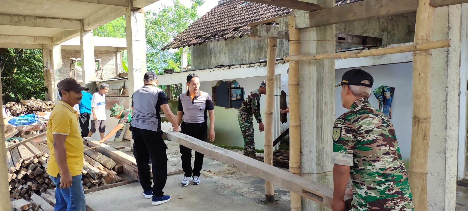 Tetap Solid, TNI - Polri di Tulungagung Laksanakan Jumat Bersih