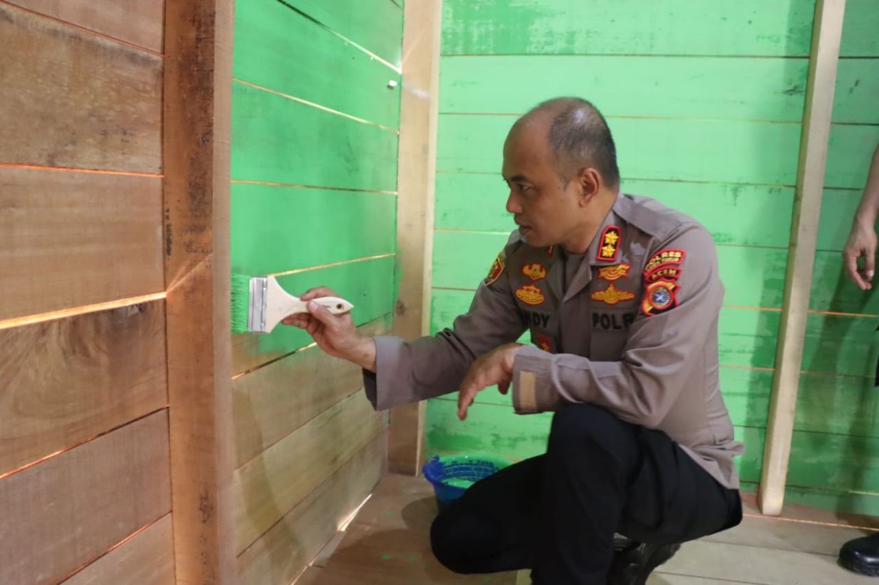 Dimotori Kapolres Aceh Timur, TNI - Polri dan Warga Gotong Royong Bersama di Dayah Abu Keude Dua