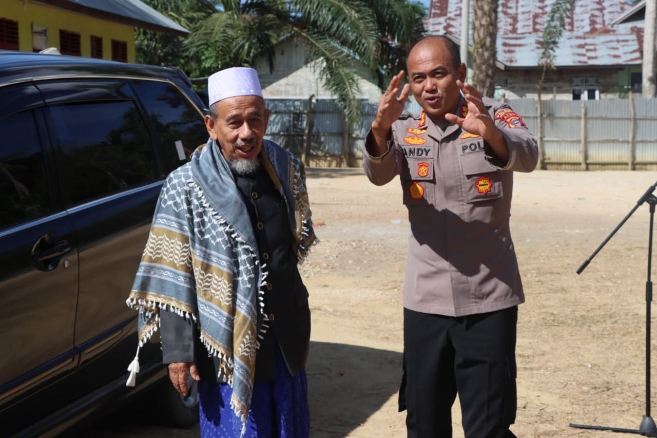 Dimotori Kapolres Aceh Timur, TNI - Polri dan Warga Gotong Royong Bersama di Dayah Abu Keude Dua