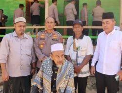 Dimotori Kapolres Aceh Timur, TNI – Polri dan Warga Gotong Royong Bersama di Dayah Abu Keude Dua