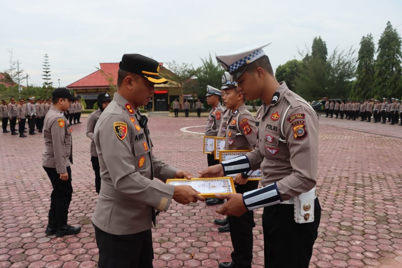 Bentuk Apresiasi, Kapolres Aceh Timur Beri Penghargaan Pada Anggota Berprestasi