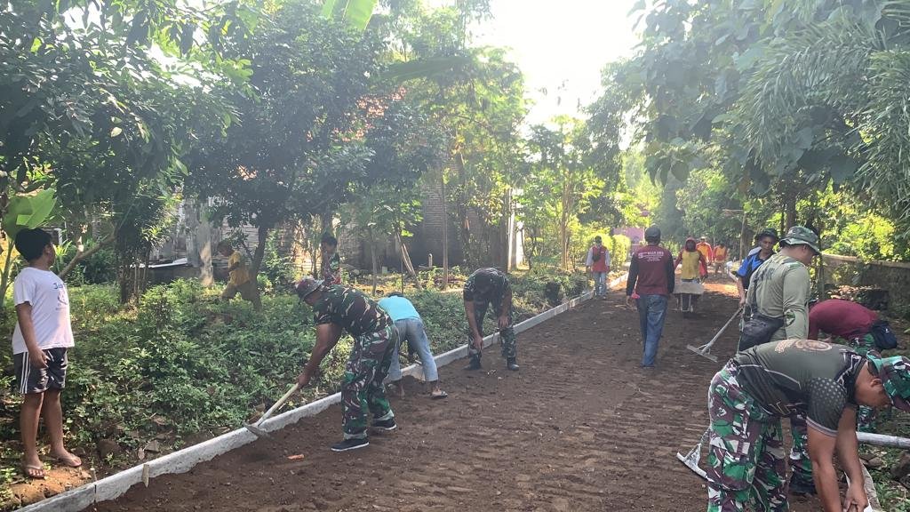 Hari Libur, Satgas TMMD Ke-116 Kodim 0815/Mojokerto Tetap Berkarya