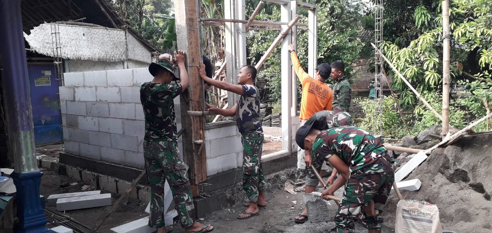Hari Libur, Satgas TMMD Ke-116 Kodim 0815/Mojokerto Tetap Berkarya