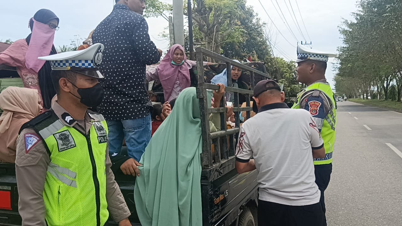 Satlantas Polres Aceh Timur Imbau Mobil Barang Tak Angkut Penumpang