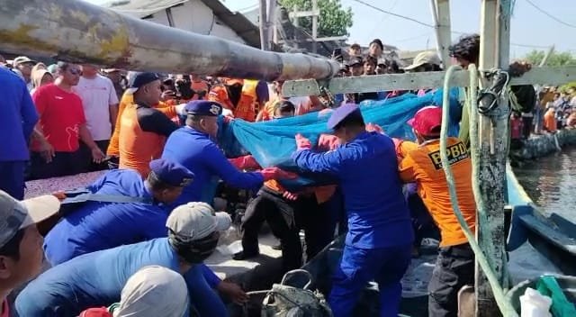 Tim SAR Gabungan Satpolairud Polres Lamongan Berhasil Temukan Korban Nelayan Tenggelam Terlilit Jaring