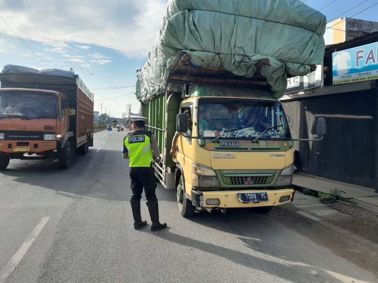 Satlantas Polres Aceh Timur Secara Humanis Tegur Pengemudi Mobil yang Melebihi Kapasitas