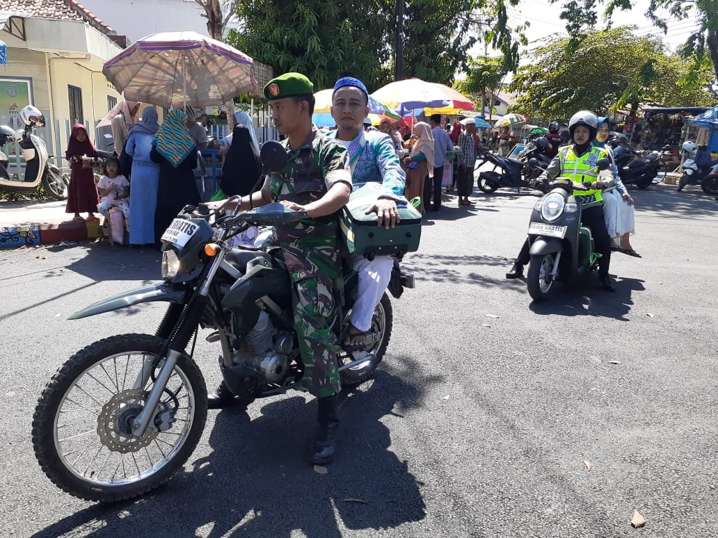 Sinergi TNI-Polri Jadi Pengemudi Ojek Gratis Bagi CJH Pamekasan