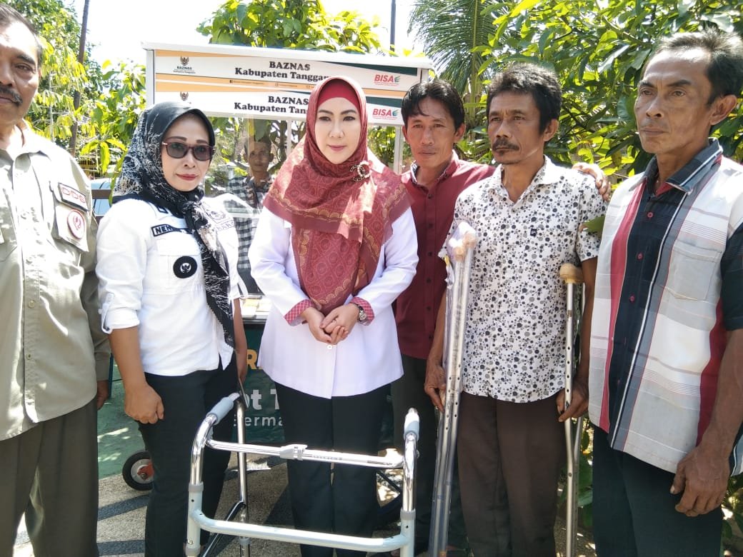Kembali Neneng Rohani Salurkan Bantuan Tongkat Alkes Kepada Lansia di Pekon Kota Agung