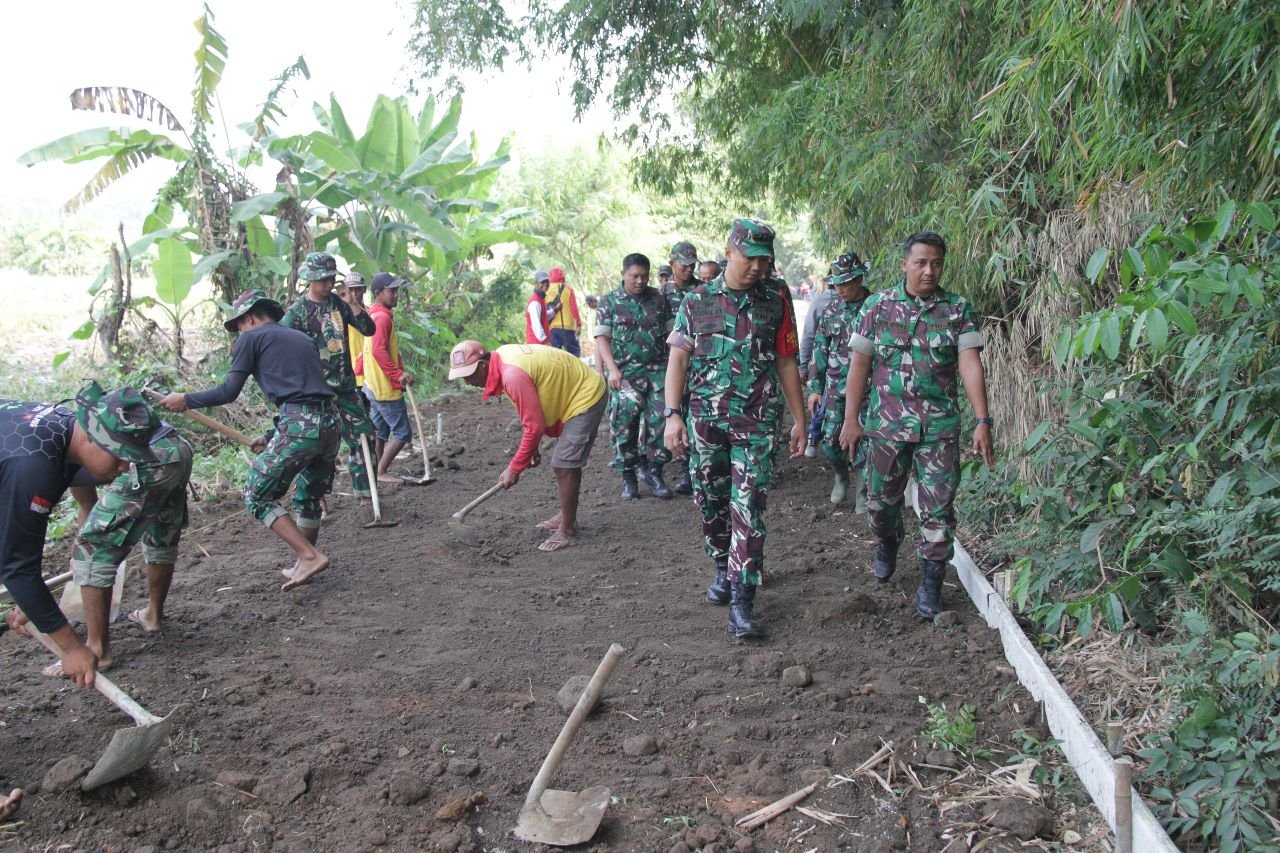 Dansatgas Tinjau Kemajuan Sasaran Fisik TMMD 116 Mojokerto Di Desa Randuharjo