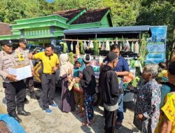 Unik, Polisi Patroli Sambil Berbagi Sayuran dan Lauk Gratis Untuk Warga Jogorogo Ngawi