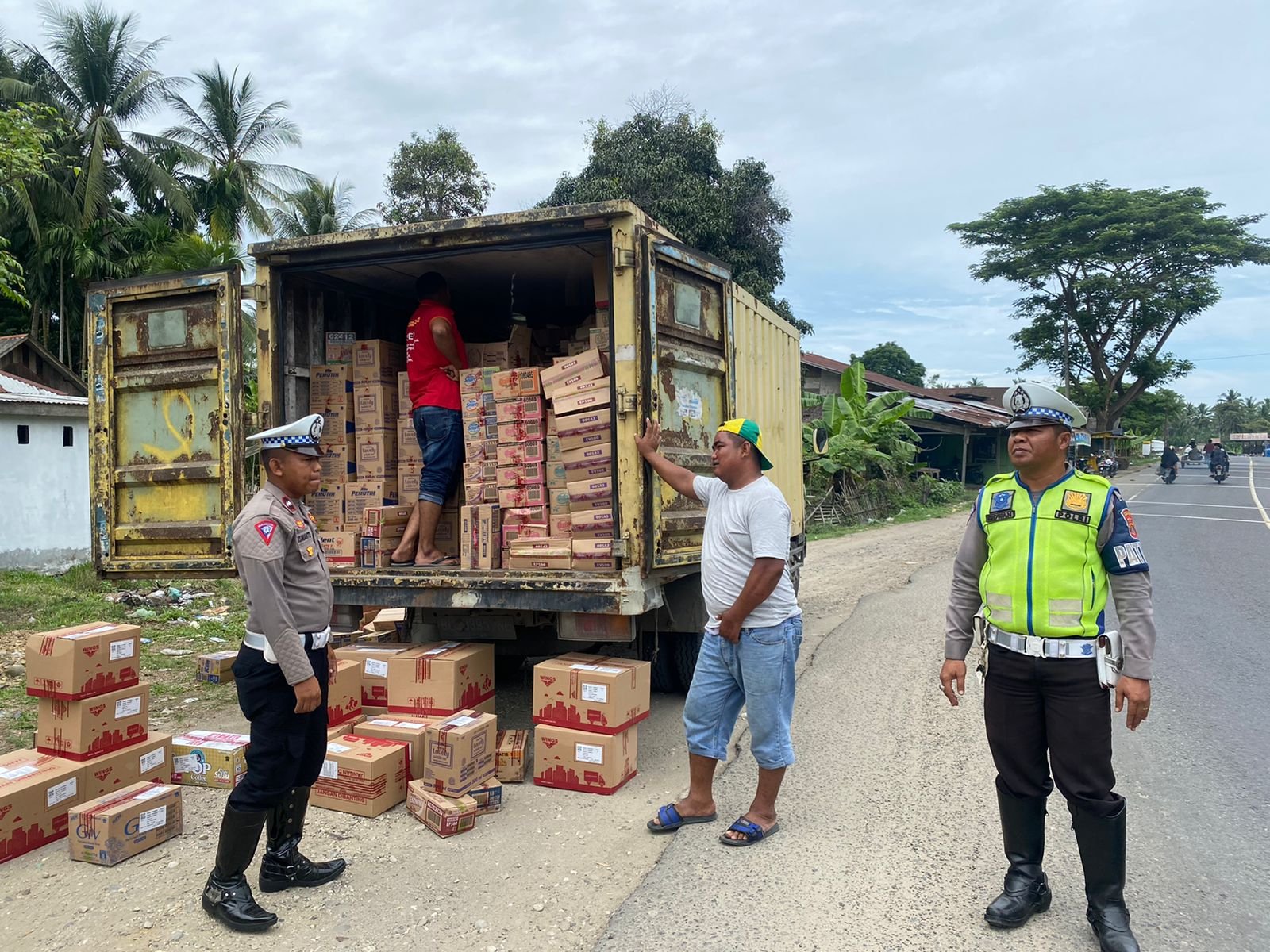 Bravo Petugas Satlantas Polres Aceh Timur Beri Teguran Kegiatan Bongkar Muat di Bahu Jalan