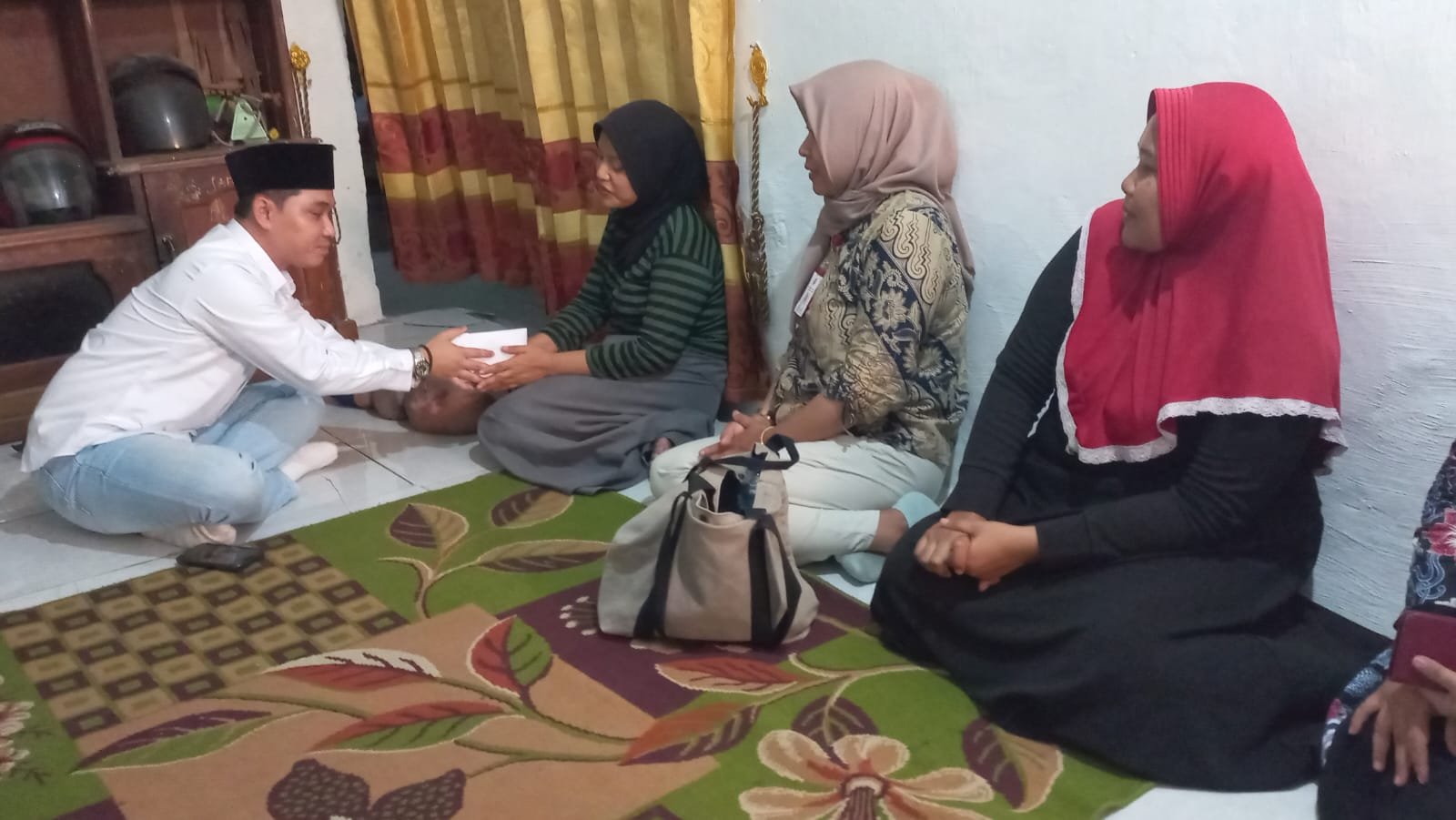 Peduli Penderita Kaki Gajah, Wabup Gus Barra Berikan Santunan dari Uang Pribadi