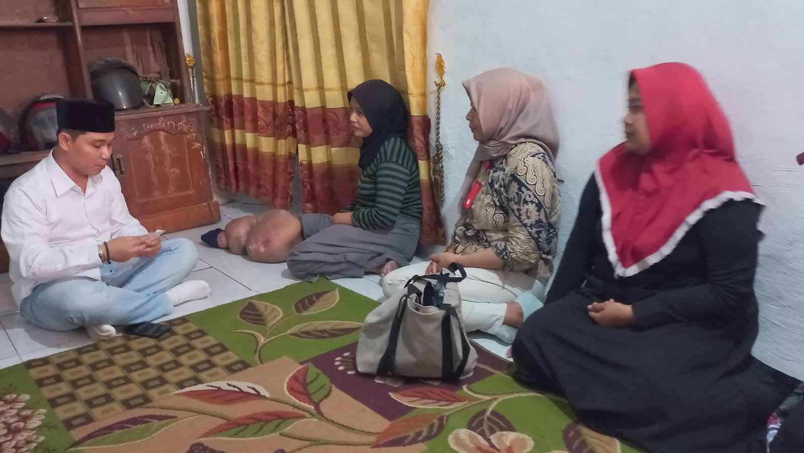 Peduli Penderita Kaki Gajah, Wabup Gus Barra Berikan Santunan dari Uang Pribadi