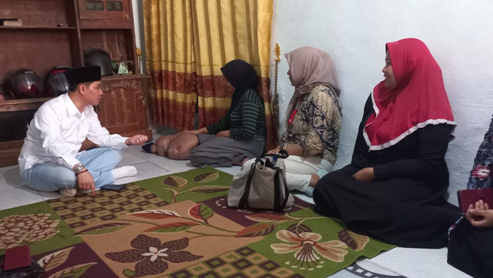 Peduli Penderita Kaki Gajah, Wabup Gus Barra Berikan Santunan dari Uang Pribadi