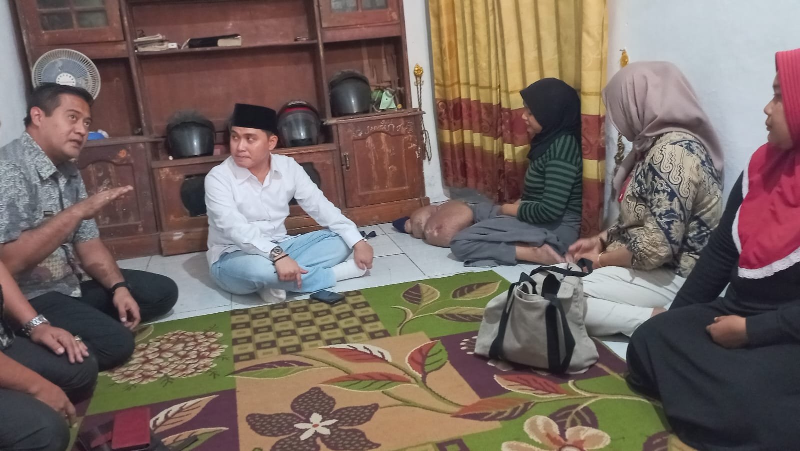 Peduli Penderita Kaki Gajah, Wabup Gus Barra Berikan Santunan dari Uang Pribadi