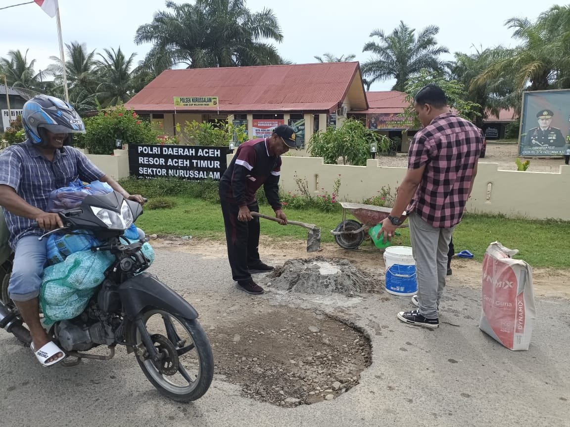 Dengan Semangat Menyambut Hari Bhayangkara Kapolsek Nurussalam Memperbaiki Jalan Berlubang