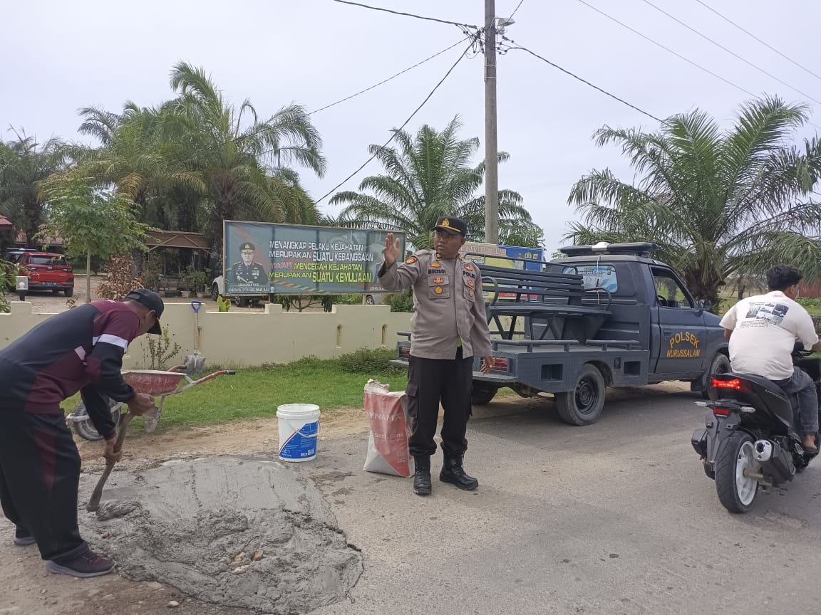 Dengan Semangat Menyambut Hari Bhayangkara Kapolsek Nurussalam Memperbaiki Jalan Berlubang