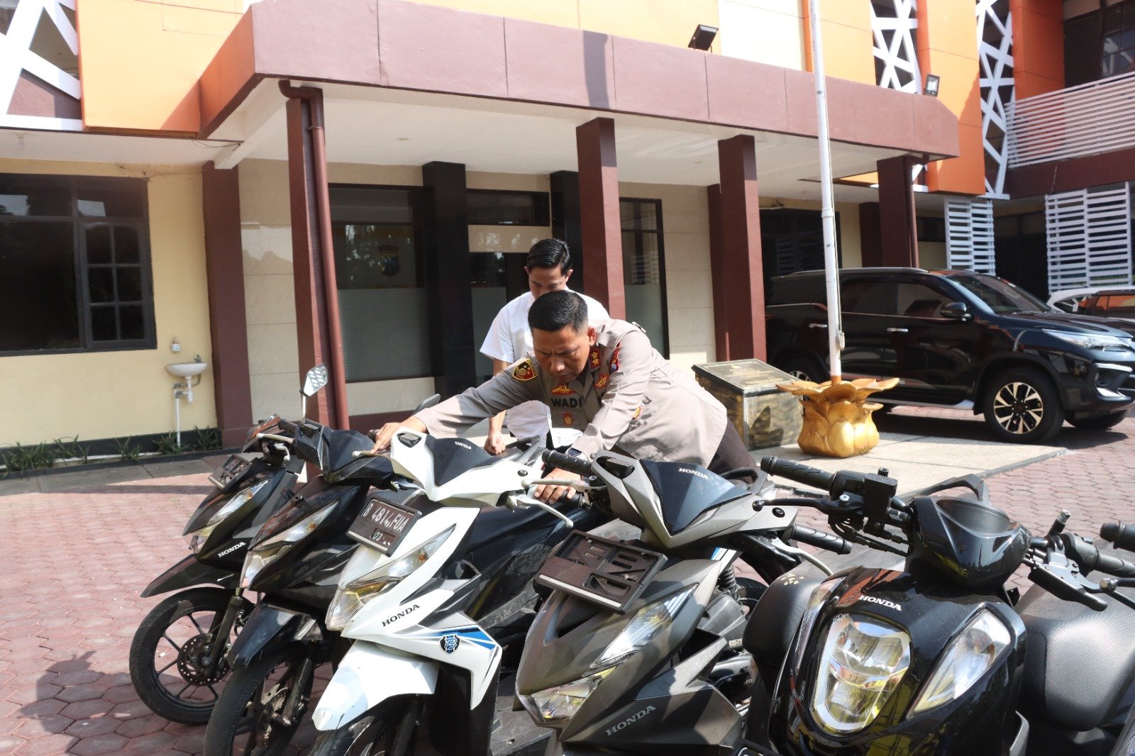 Polres Probolinggo Kota Berhasil Amankan Dua Pria Bawa Truk Angkut 14 Unit Motor Bodong