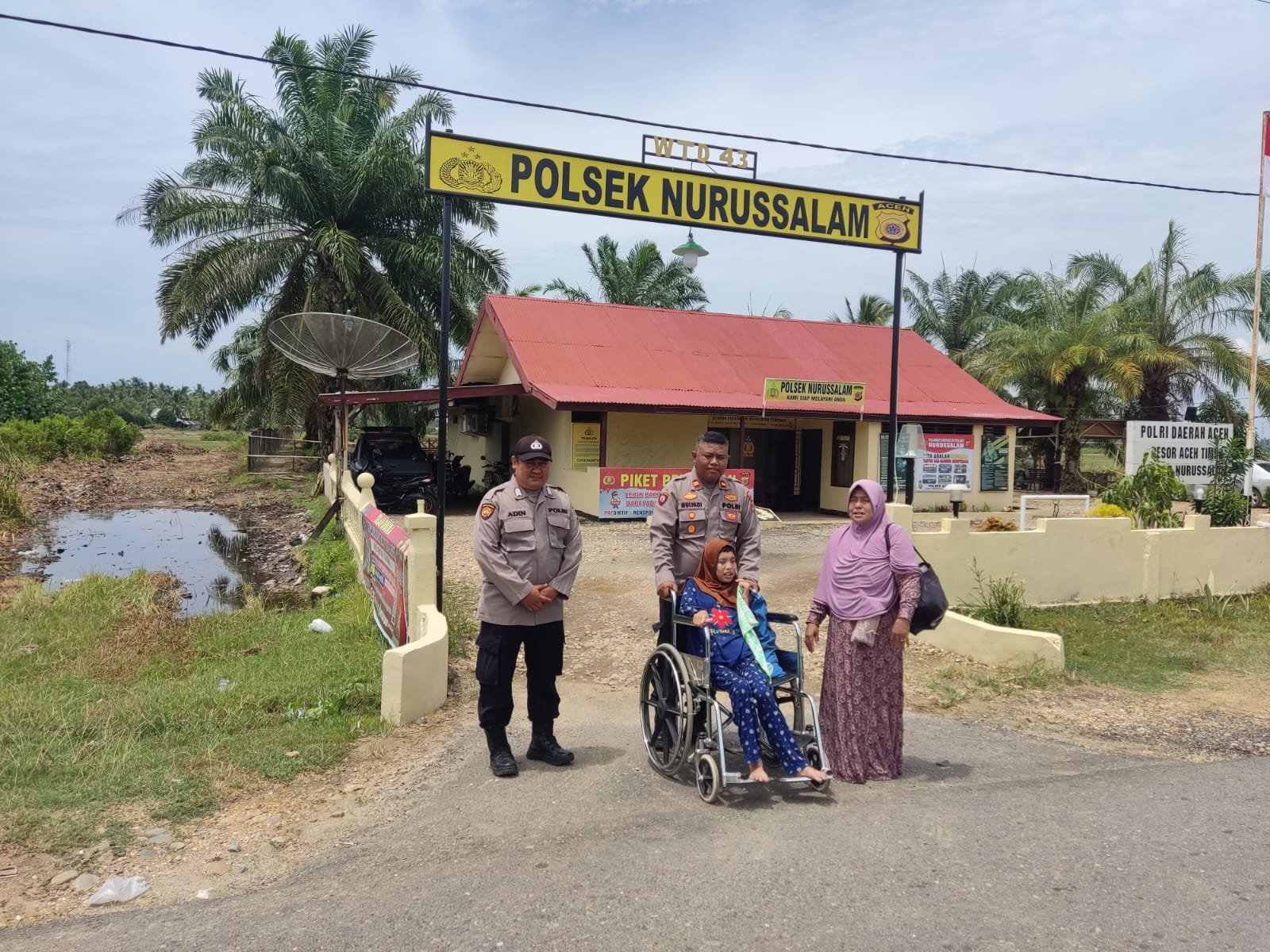 Kapolsek Nurussalam Berikan Pelayanan Dan Perhatian Kepada Seorang Ibu Dan Anak Difabel Dipolsek Nurussalam