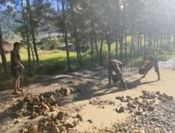 Satgas Yonif 721/Makkasau Serahkan Bendera Pusaka di Kampung Numbogawi