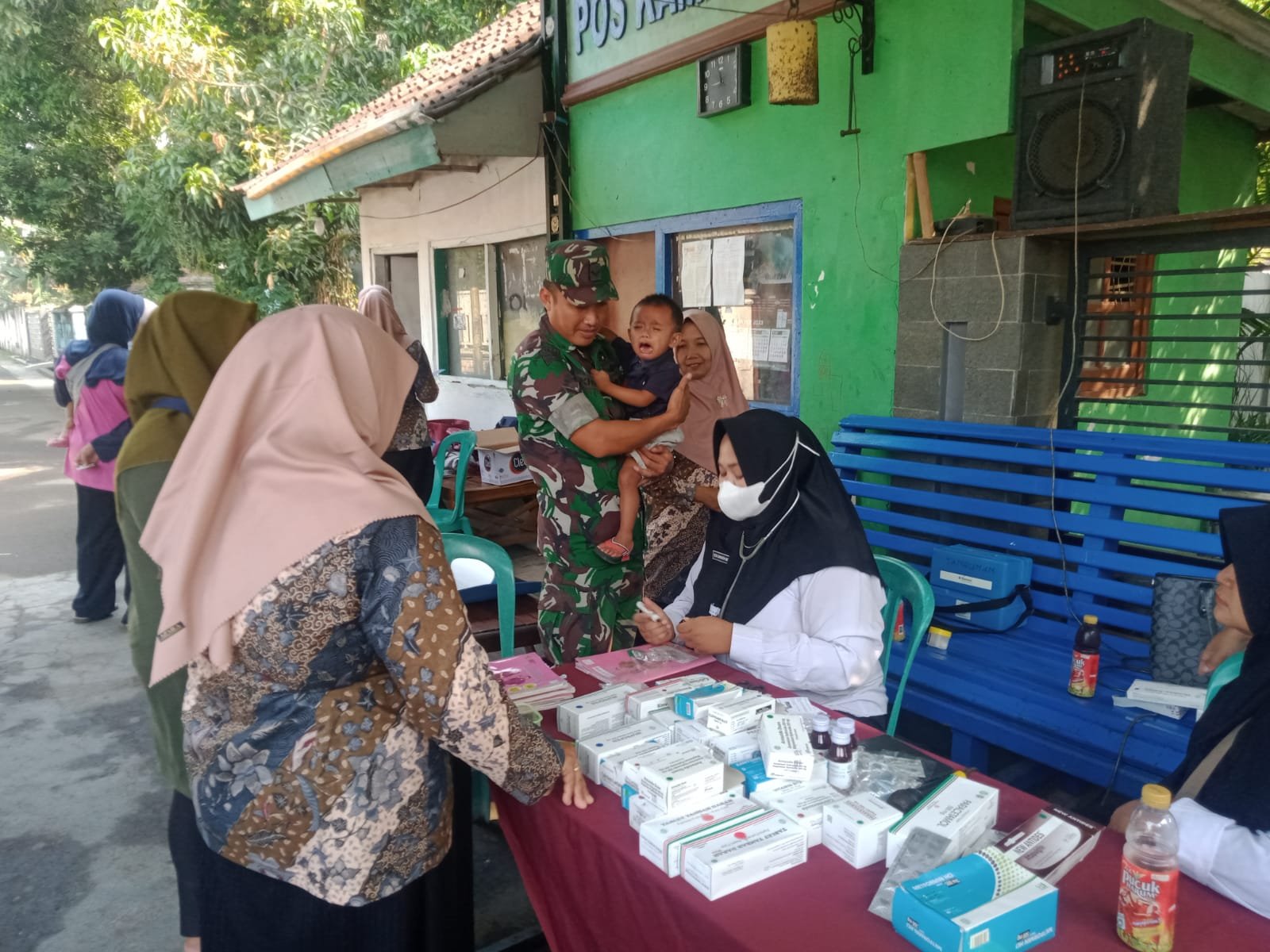 Cegah Stunting, Babinsa Koramil 0815/04 Puri Lakukan Pendampingan Layanan Kesehatan Balita
