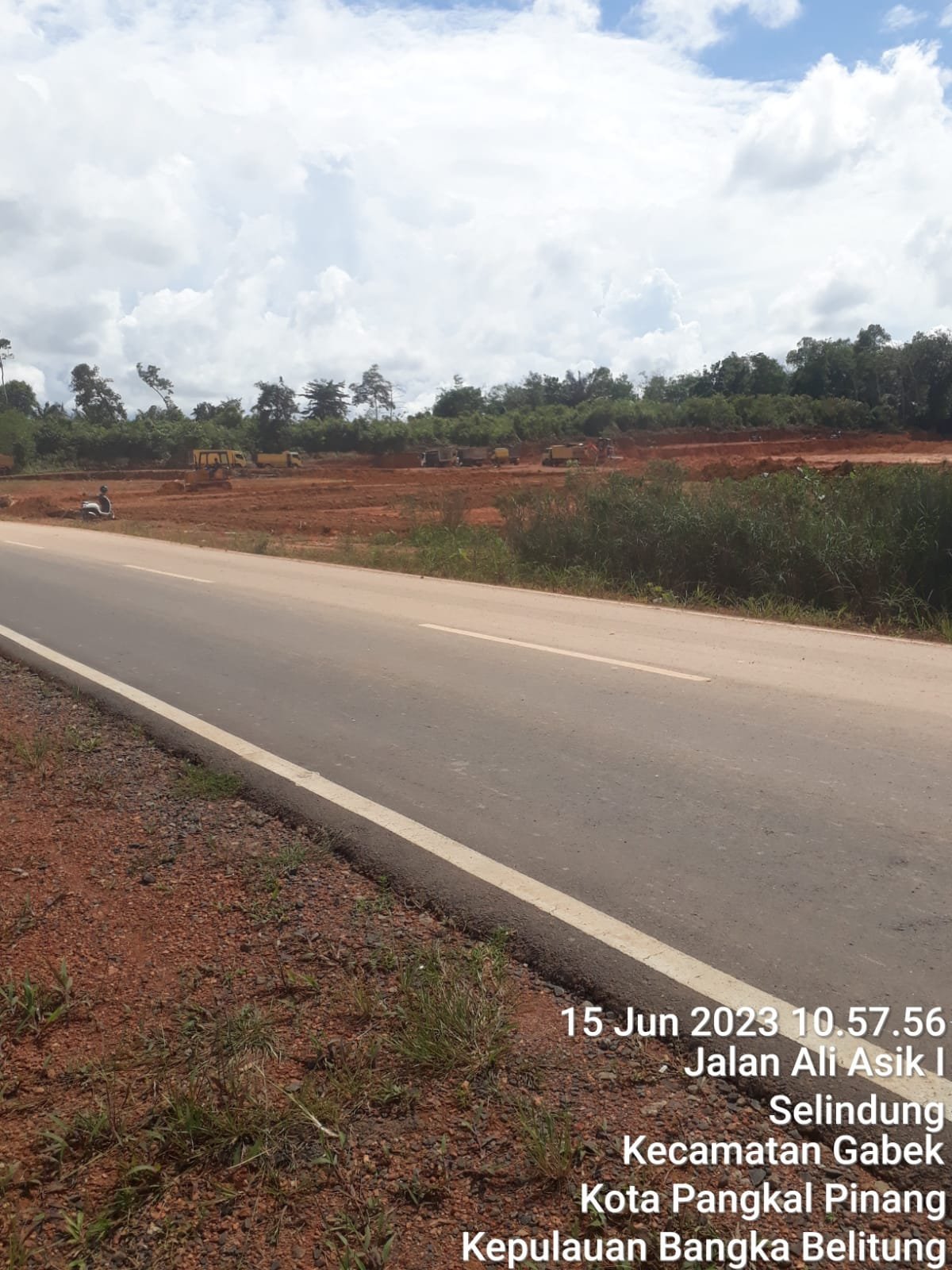 Aktivitas Tambang Pasir Tanah Puru Illegal Jerambah Gantung Terlihat Dari Pinggir Jalan