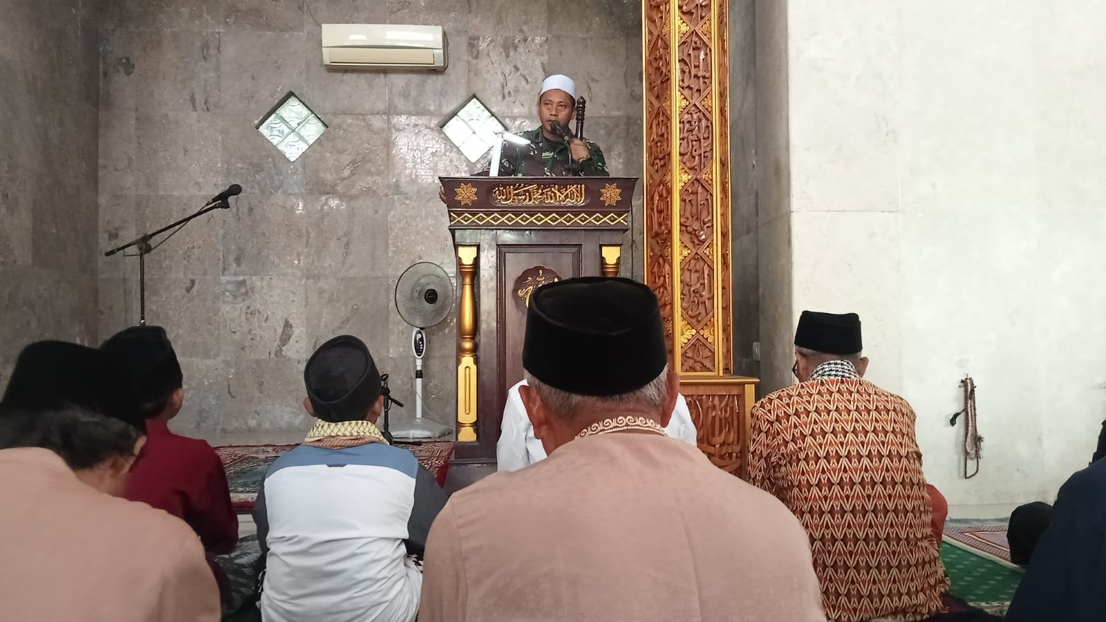 Danramil 0815/06 Kemlagi Khatib Shalat Jum'at di Masjid Baiturrahim
