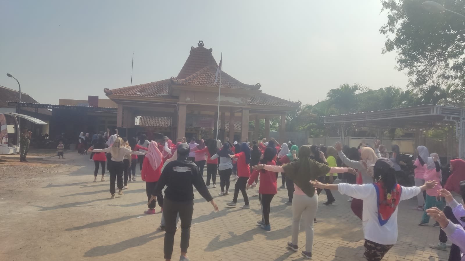 Koramil 0815/08 Dawarblandong Bareng UPT PKM Gelar Layanan Kesehatan Vaksinasi Booster