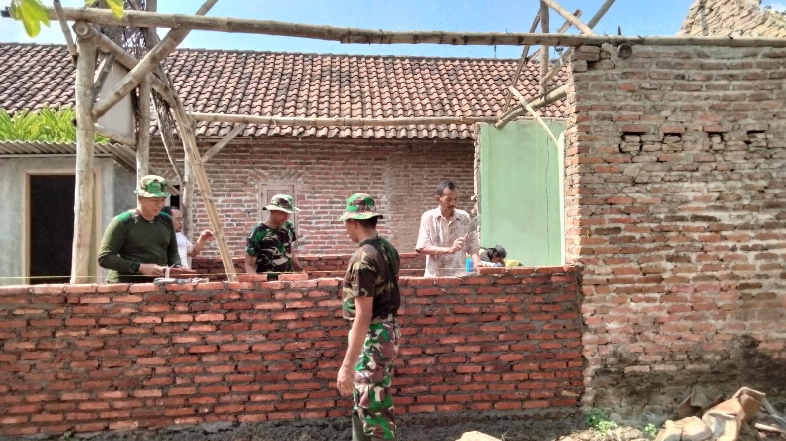 Koramil 0815/05 Gedeg Bongkar Rumah Warga Desa Batankrajan