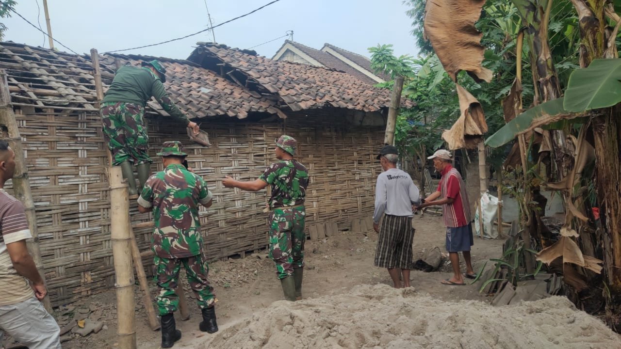 Babinsa Pos Ramil Mojoanyar Mulai Berkarya, Bongkar 2 Unit Rumah Warga