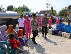 Polres Tuban Droping Air Bersih Untuk Warga Warga di Pegunungan
