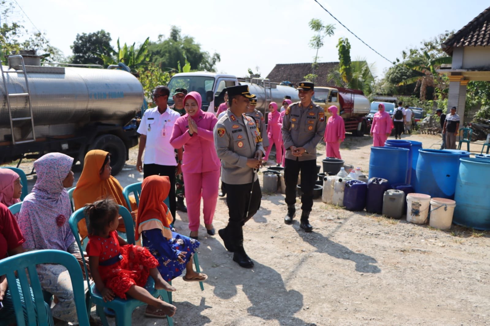 Polres Tuban Droping Air Bersih Untuk Warga Warga di Pegunungan