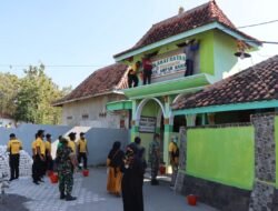 Revitalisasi Situs Religi, Polres Pamekasan Beri Bantuan 5 Gerobak dan Tenda Untuk UMKM di Pasarean Batu Ampar