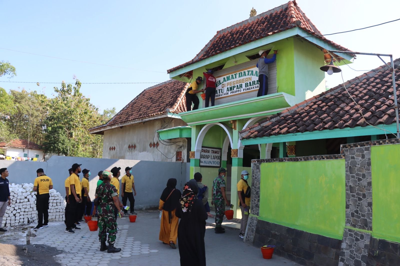 Revitalisasi Situs Religi, Polres Pamekasan Beri Bantuan 5 Gerobak dan Tenda Untuk UMKM di Pasarean Batu Ampar