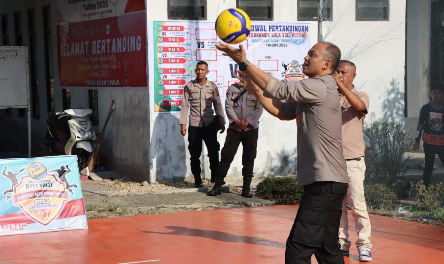 Pertarungan Final Turnamen Bola voli Piala Kapolres Aceh timur CUP II