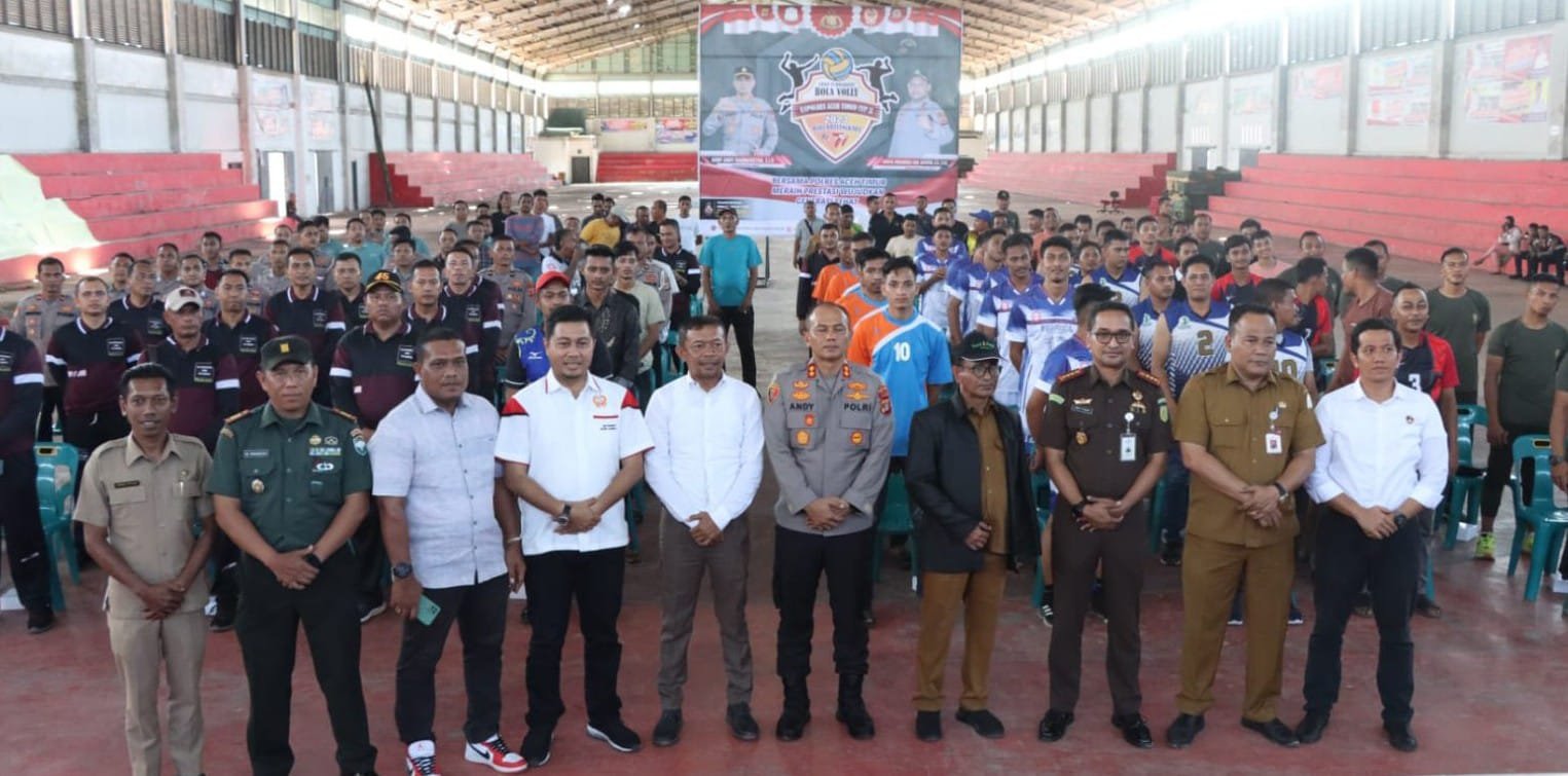 Pertarungan Final Turnamen Bola voli Piala Kapolres Aceh timur CUP II