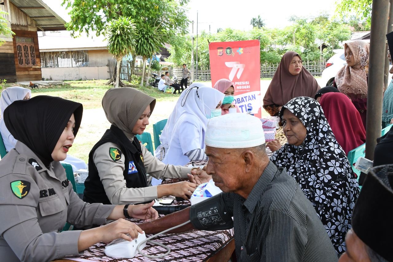 Jelang Hari Bhayangkara ke 77, Warga Gampong Baro Dapat Pengobatan Gratis dari Polres Aceh Timur