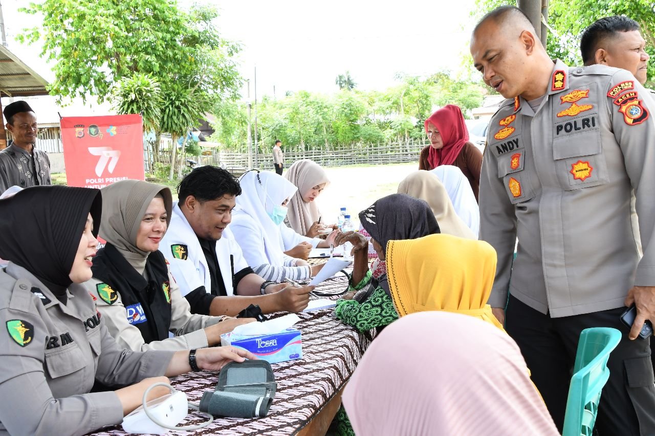 Jelang Hari Bhayangkara ke 77, Warga Gampong Baro Dapat Pengobatan Gratis dari Polres Aceh Timur