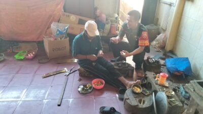 Babinsa Semarapura Kauh Pacu Kreatifitas Pengrajin Dream Ball